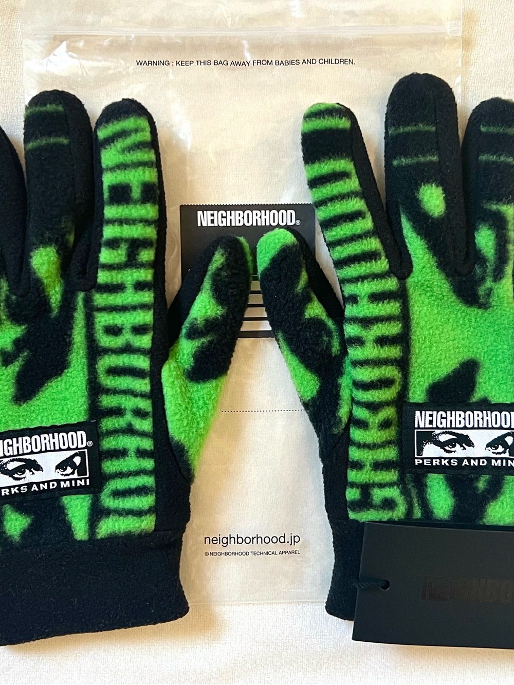Perks and Mini P.A.M. X NEIGHBORHOOD Gloves Sz M & Alien Bag